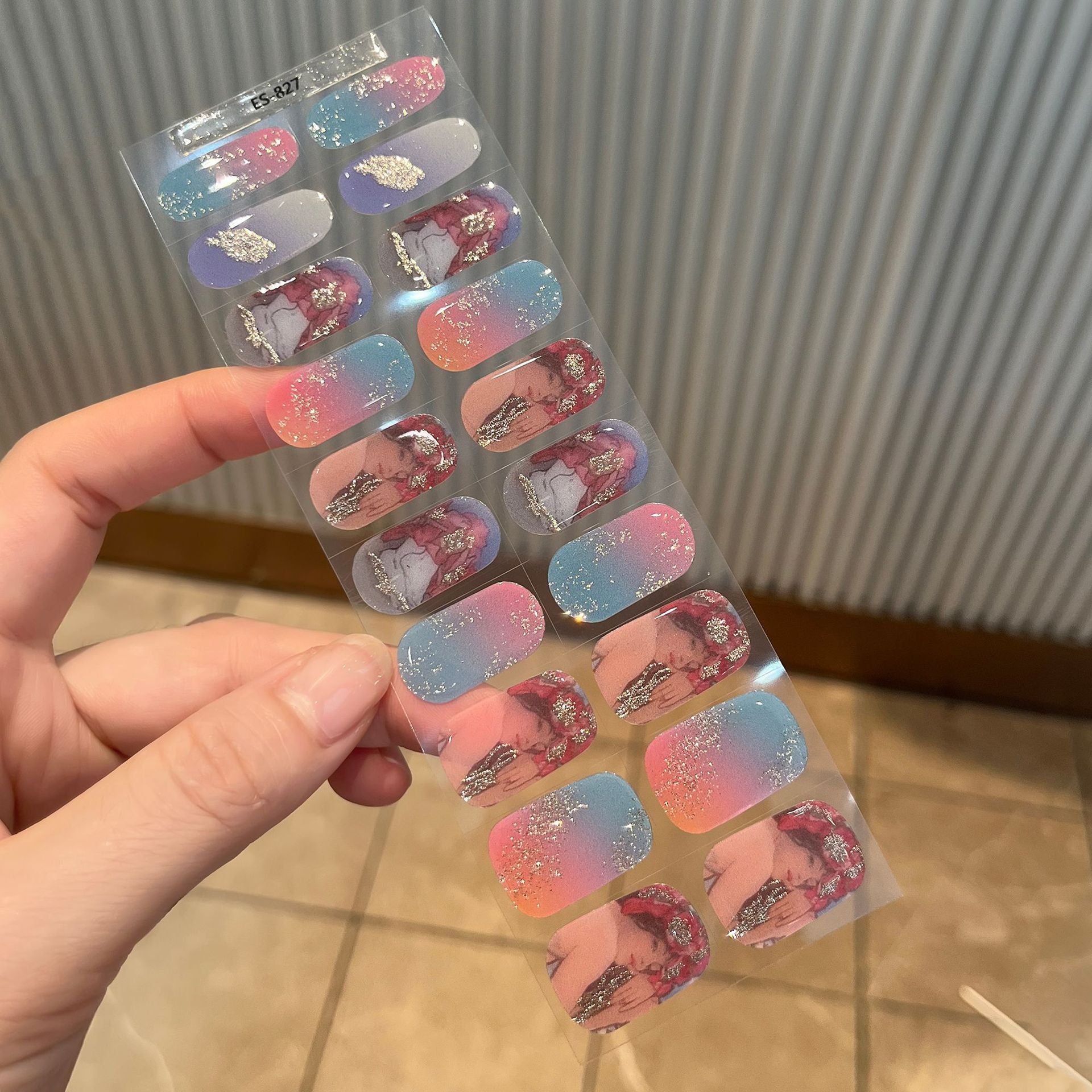 贴纸指的是美甲贴。