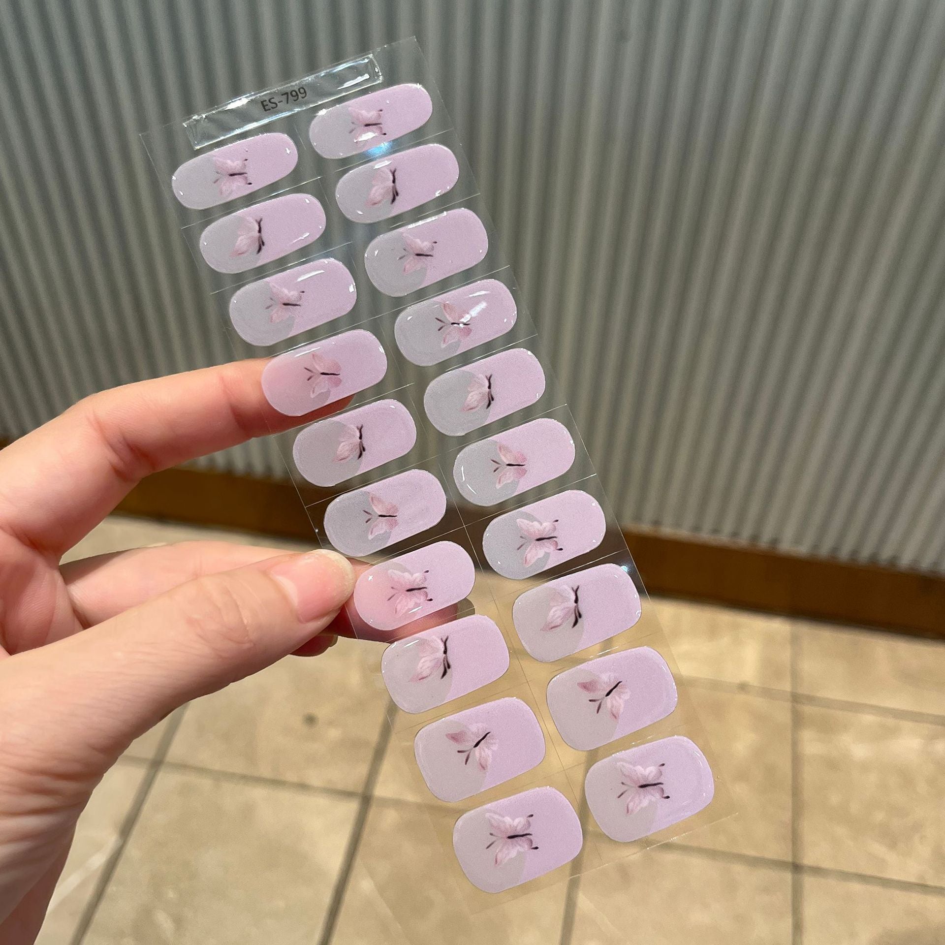 贴纸指的是美甲贴。